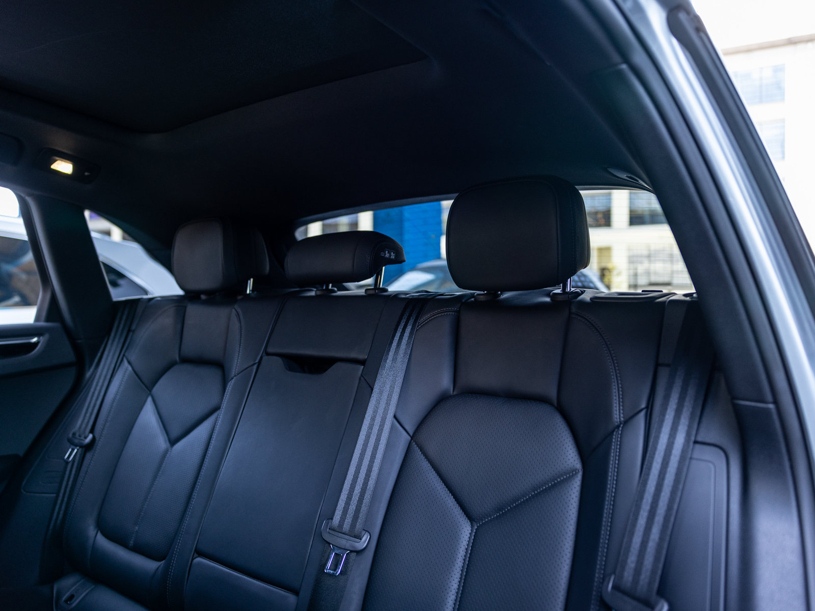 Used 2025 Porsche Macan AWD/4WD image 28