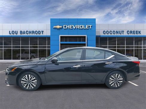 Used 2024 Nissan Altima 2.5 SV image 3