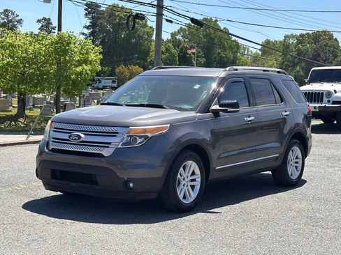 Used 2015 Ford Explorer XLT w/ Equipment Group 202B FWD image 2