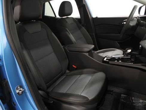 Used 2025 Chevrolet Trax LT image 15