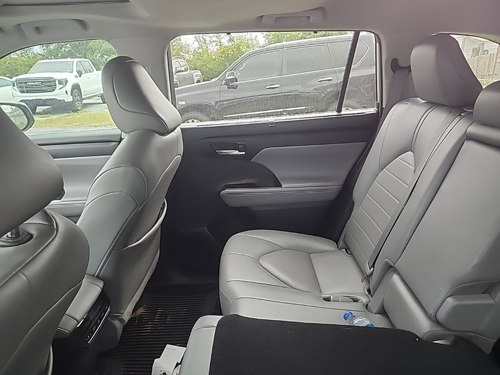 Used 2022 Toyota Highlander XLE FWD image 15