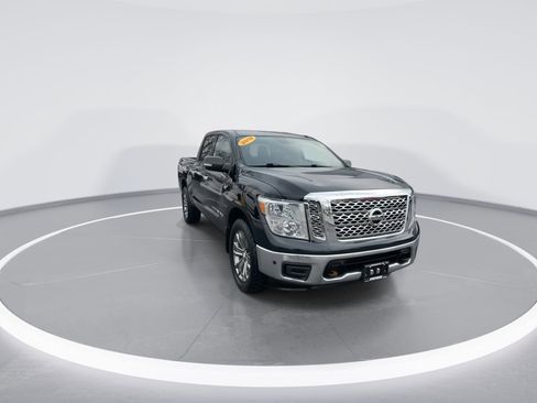 Used 2018 Nissan Titan SV w/ SV Convenience Package image 3