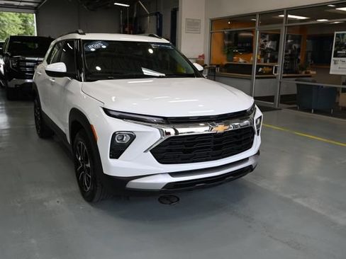 Certified 2025 Chevrolet TrailBlazer LT w/ LT Cold Weather Package FWD image 3
