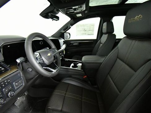 New 2025 Chevrolet Suburban High Country image 5
