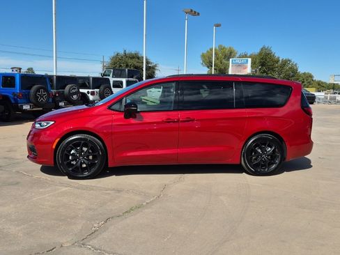 New 2025 Chrysler Pacifica Limited w/ Trailer Tow Group image 8