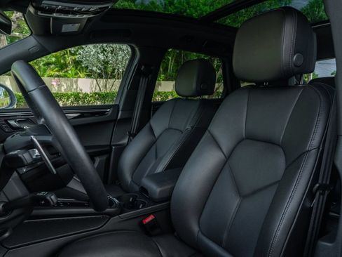 Used 2025 Porsche Macan AWD/4WD image 13