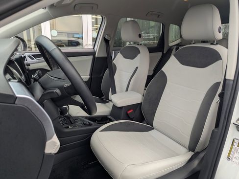 Used 2025 Volkswagen Taos SE image 25