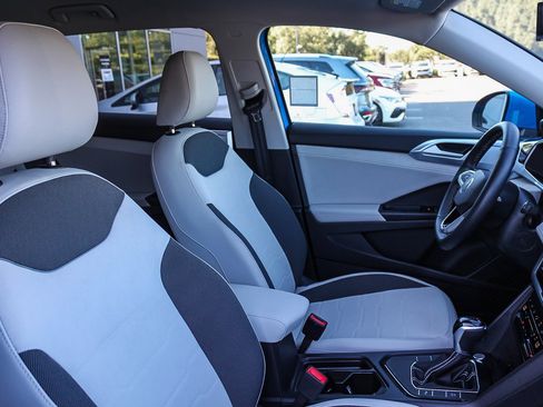 Used 2025 Volkswagen Taos SE image 17