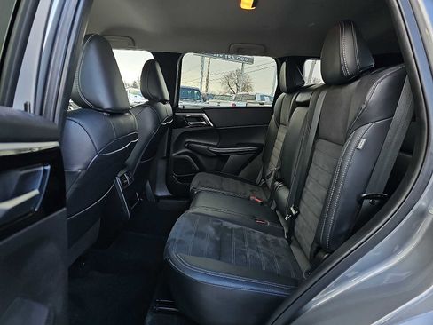 Used 2024 Mitsubishi Outlander SE image 11
