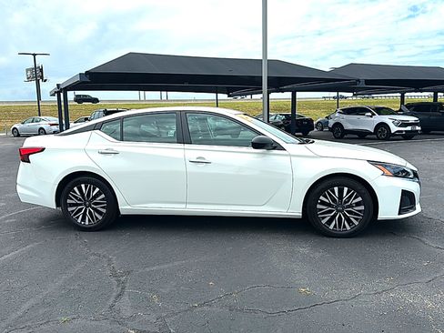 Used 2025 Nissan Altima 2.5 SV FWD image 9