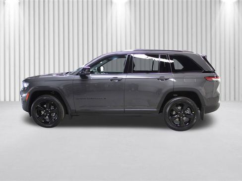 New 2025 Jeep Grand Cherokee Laredo image 7