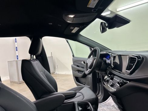 New 2026 Chrysler Pacifica Select AWD/4WD image 18
