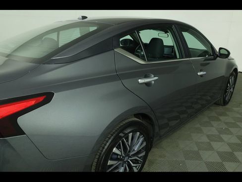 Used 2025 Nissan Altima 2.5 SV FWD image 16