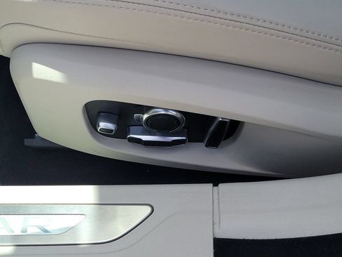 Used 2022 Jaguar XF SE RWD image 23
