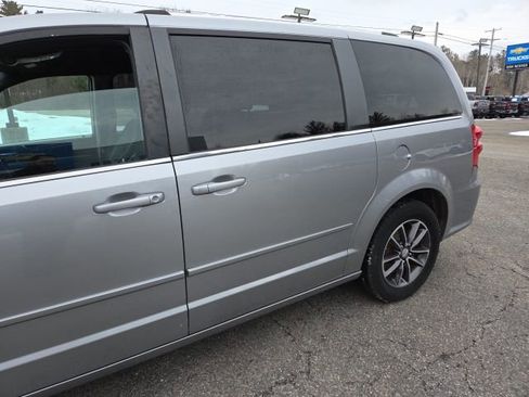Used 2017 Dodge Grand Caravan SXT image 32