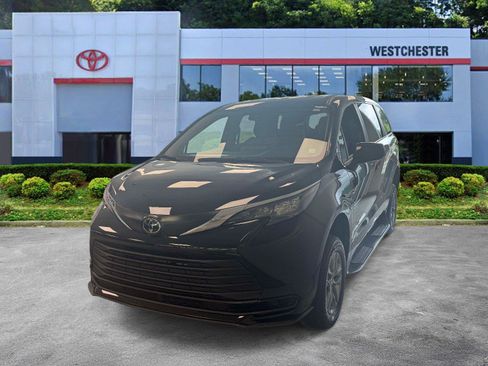 Used 2026 Toyota Sienna LE FWD image 4