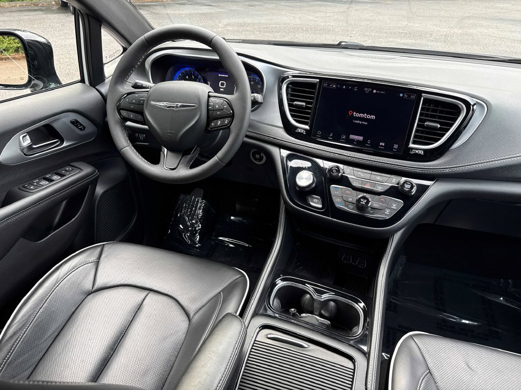 Used 2025 Chrysler Pacifica Limited FWD image 15
