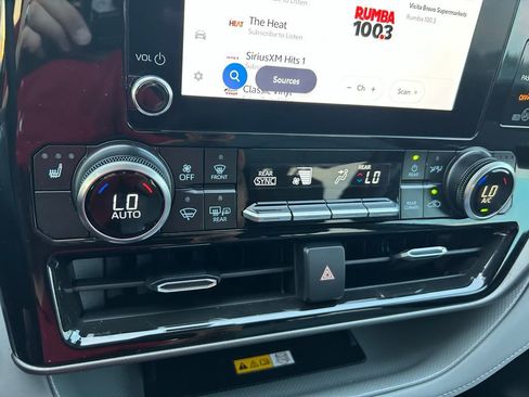 Used 2025 Toyota Highlander XLE AWD/4WD image 28