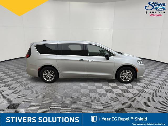 Used 2024 Chrysler Pacifica Touring-L FWD image 5