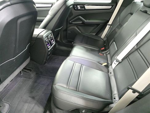 Used 2023 Porsche Cayenne Platinum Edition image 24