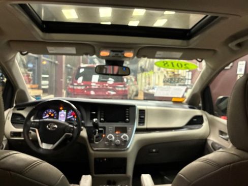 Used 2018 Toyota Sienna XLE Premium image 30