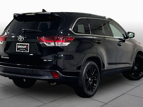 Used 2019 Toyota Highlander SE AWD/4WD image 12