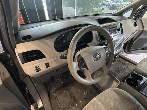 Used 2014 Toyota Sienna LE FWD image 28