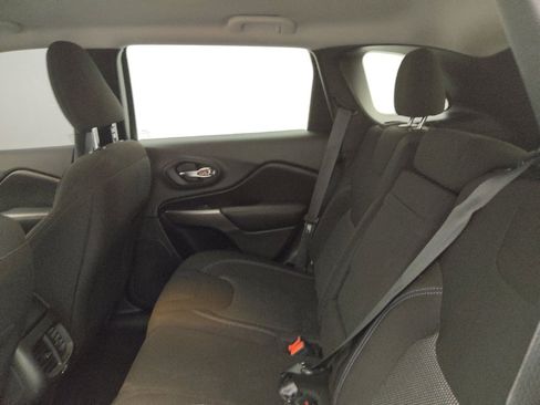 Used 2019 Jeep Cherokee Latitude w/ Cold Weather Group FWD image 18