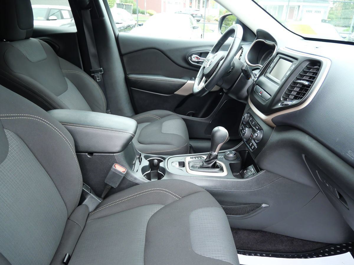 Used 2017 Jeep Cherokee Latitude w/ Cold Weather Group AWD/4WD image 18