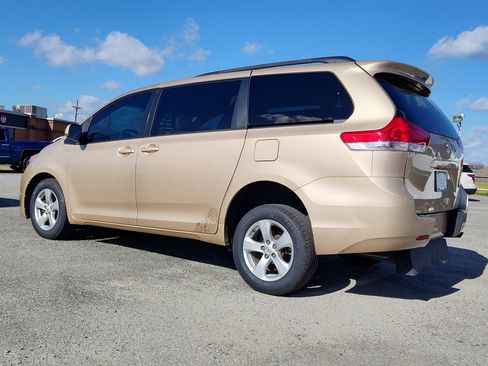 Used 2011 Toyota Sienna LE image 4