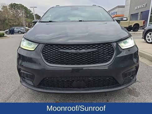 Used 2023 Chrysler Pacifica Limited w/ Uconnect Theater Family Group image 3