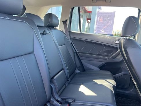 Used 2022 Volkswagen Tiguan SE image 31