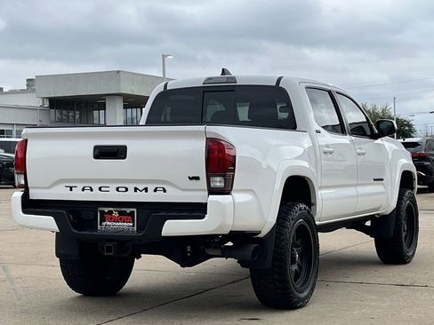 Used 2022 Toyota Tacoma SR5 w/ Technology Package image 4