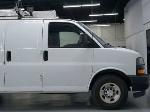 Used 2021 Chevrolet Express 3500 w/ Driver Convenience Package image 33