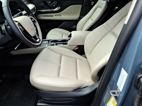 Used 2026 Lincoln Corsair Premiere w/ Rear Removable Package Tray image 13