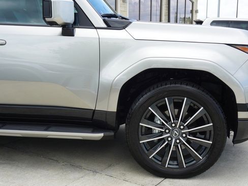 Used 2024 Lexus GX 550 AWD/4WD image 9