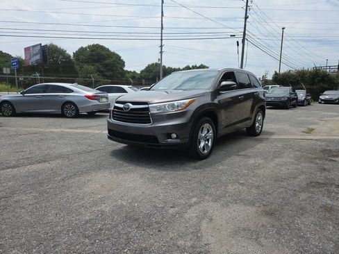 Used 2016 Toyota Highlander Limited w/ Driver Technology Package FWD image 3