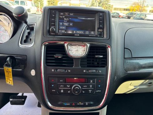 Used 2014 Chrysler Town & Country Touring-L w/ Driver Convenience Group image 17