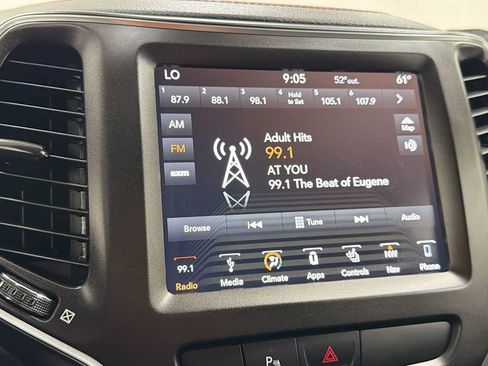 Used 2019 Jeep Cherokee Trailhawk AWD/4WD image 18