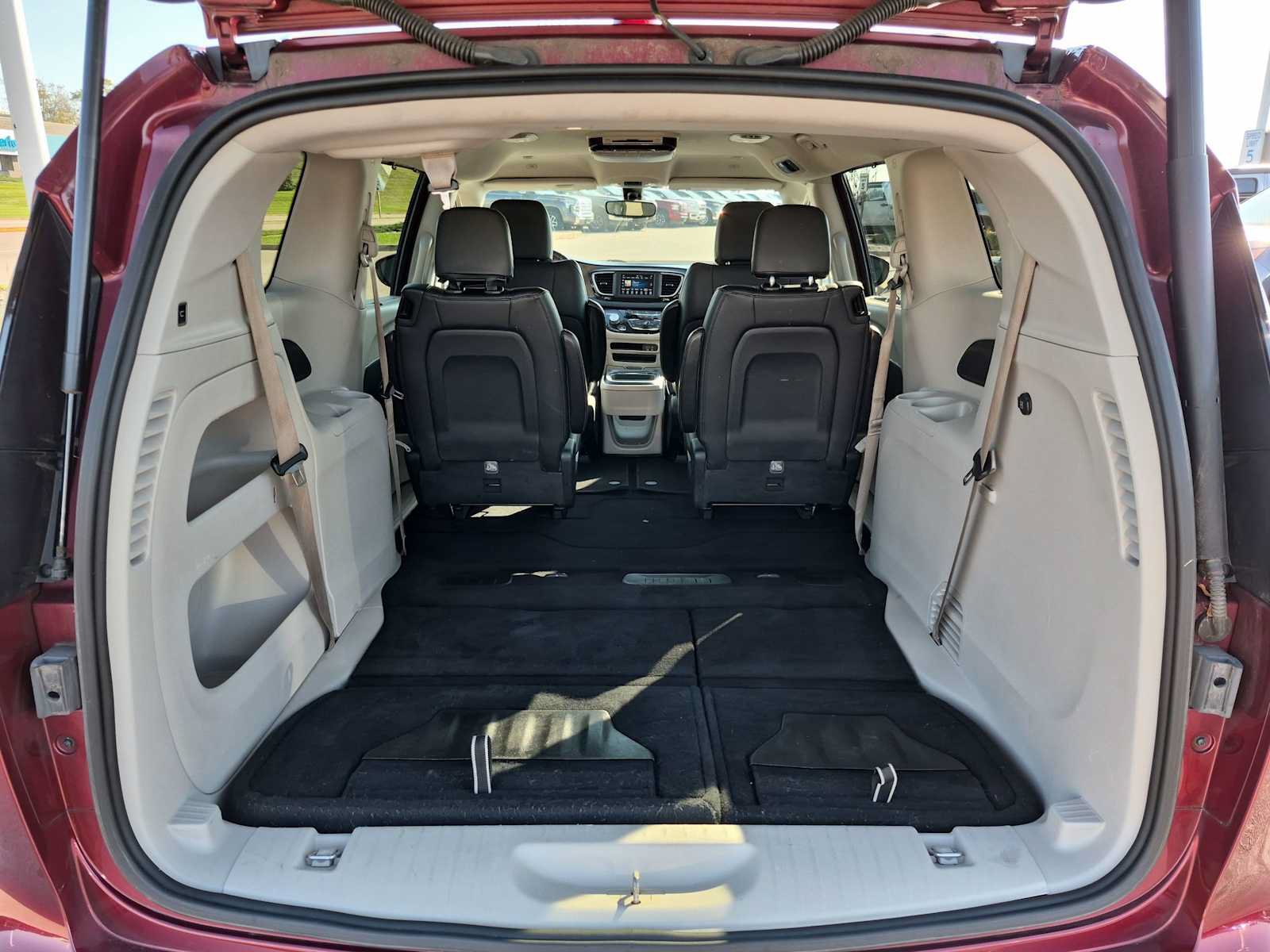 Used 2018 Chrysler Pacifica Touring-L FWD image 30