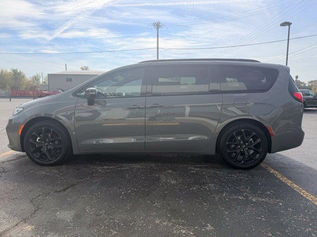 Used 2025 Chrysler Pacifica Limited FWD image 9
