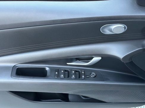 Used 2024 Hyundai Elantra SE image 3