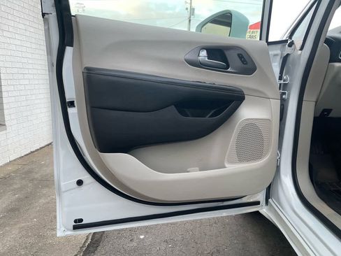 Used 2022 Chrysler Pacifica Touring-L FWD image 17
