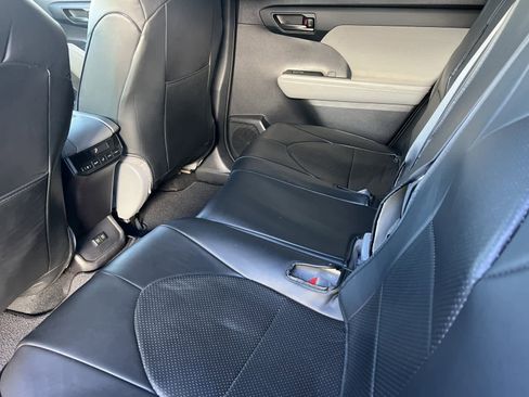 Used 2021 Toyota Highlander LE image 4