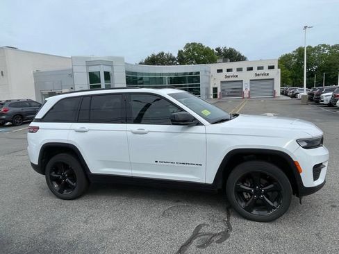 Used 2024 Jeep Grand Cherokee Altitude AWD/4WD image 4