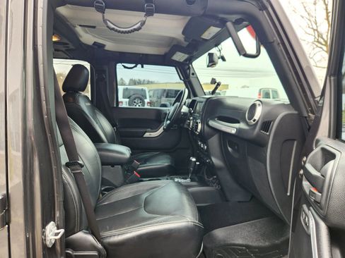 Used 2017 Jeep Wrangler Unlimited Sahara w/ Dual Top Group AWD/4WD image 40