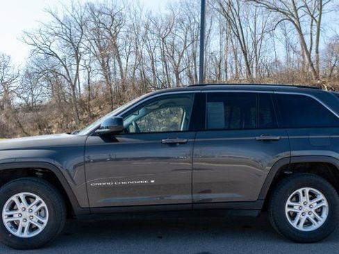 Used 2023 Jeep Grand Cherokee Laredo AWD/4WD image 9