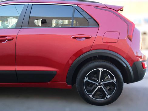 Used 2023 Kia Niro EX image 3