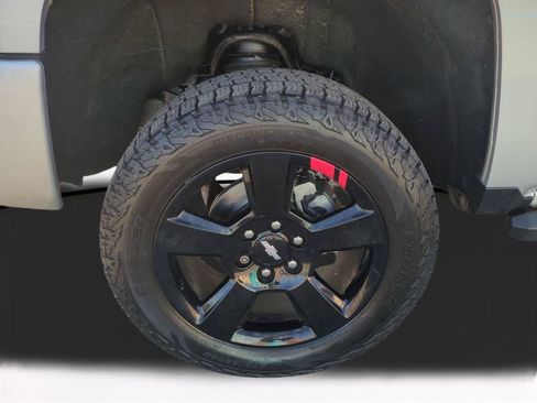 Used 2018 Chevrolet Silverado 1500 LT w/ Redline Edition AWD/4WD image 11
