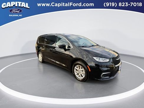 Used 2024 Chrysler Pacifica Touring-L image 2